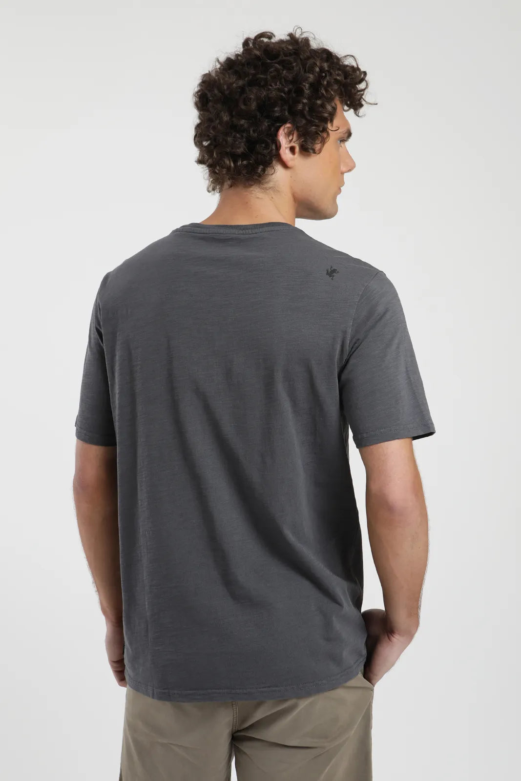 Polera Mao hombre Grafito-Algodón Organico – Froens