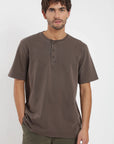 Polera manga corta hombre Mao café Froens