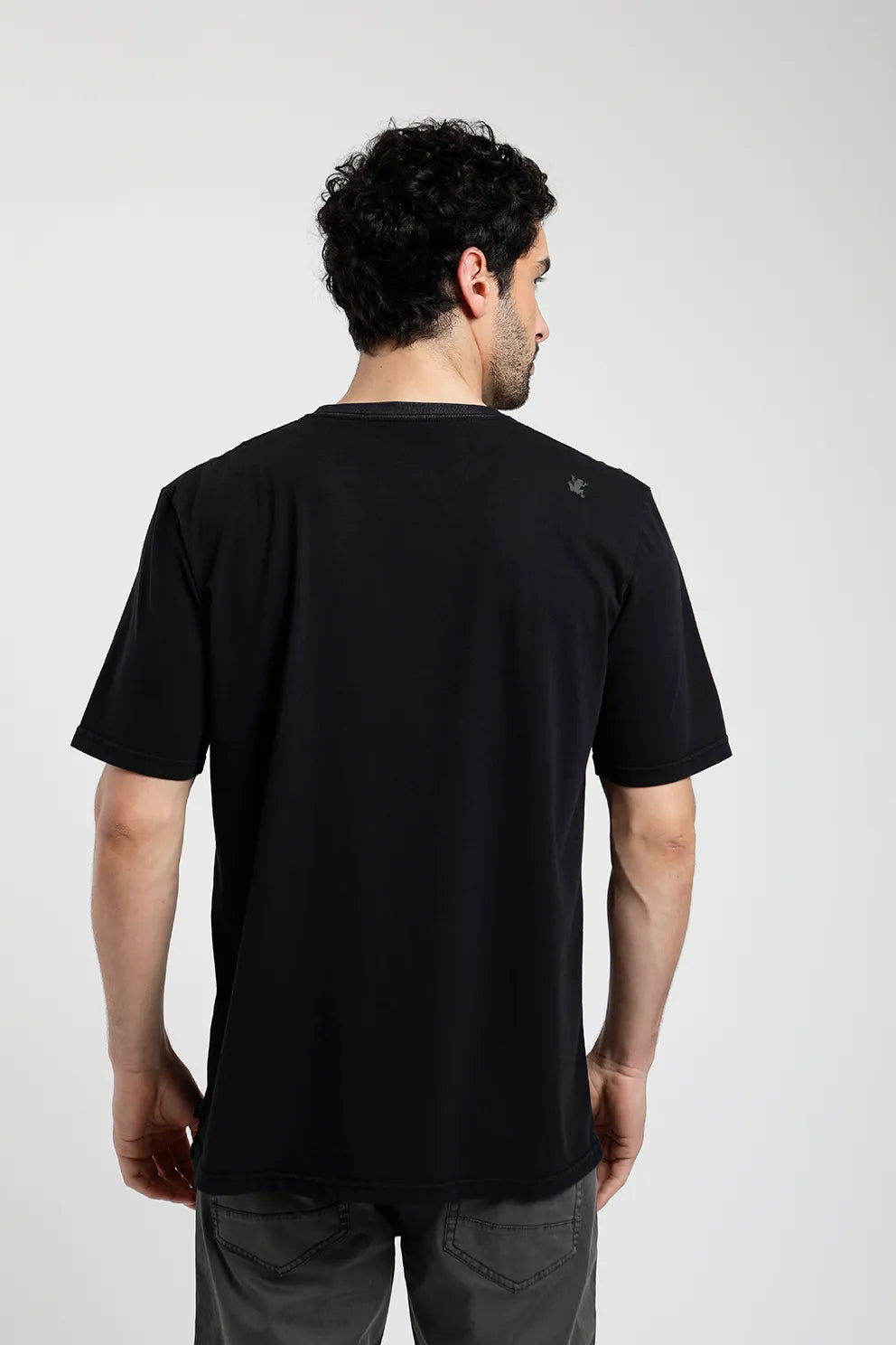 Polera manga corta hombre Bolsillo negra Algodón orgánico