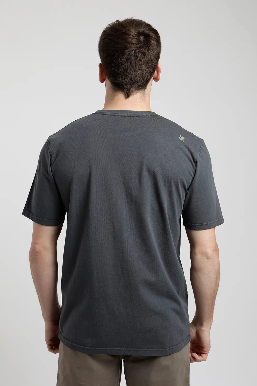 Polera manga corta hombre Bolsillo grafito Algodón orgánico – Froens