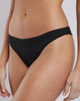 Bikini bottom negro de poliéster reciclado modelo Alai de Froens