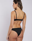 Bikini bottom negro de poliéster reciclado modelo Alai de Froens
