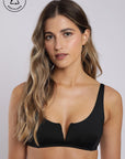Bikini top negro de poliéster reciclado modelo Alai de Froens