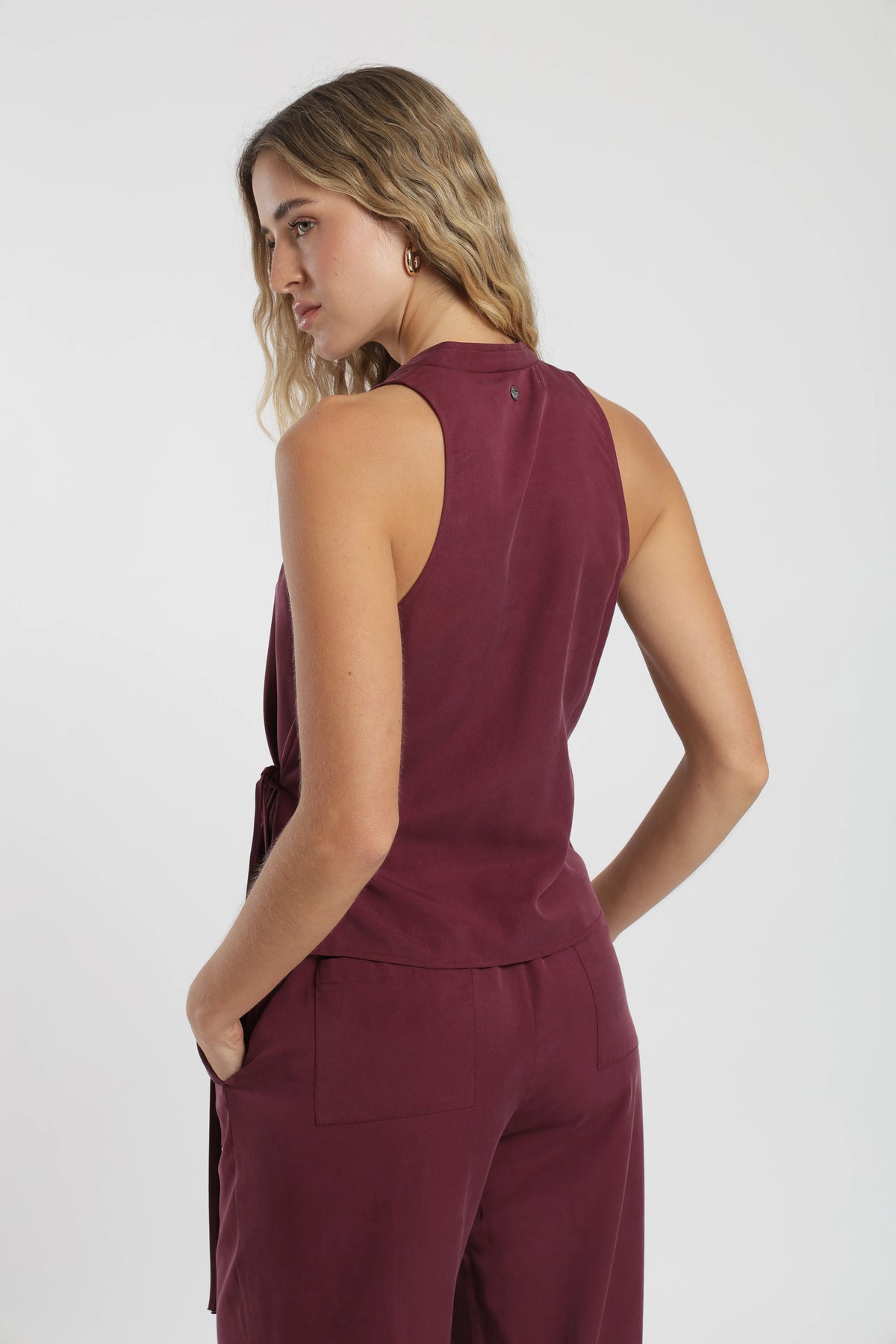 Blusa sin mangas sydney burdeo Froens