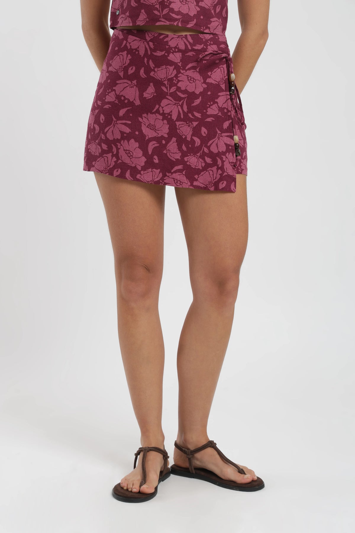 Falda corta mujer amarra flores burdeo Froens