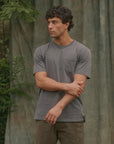 Polera manga corta hombre bolsillo stitch grafito