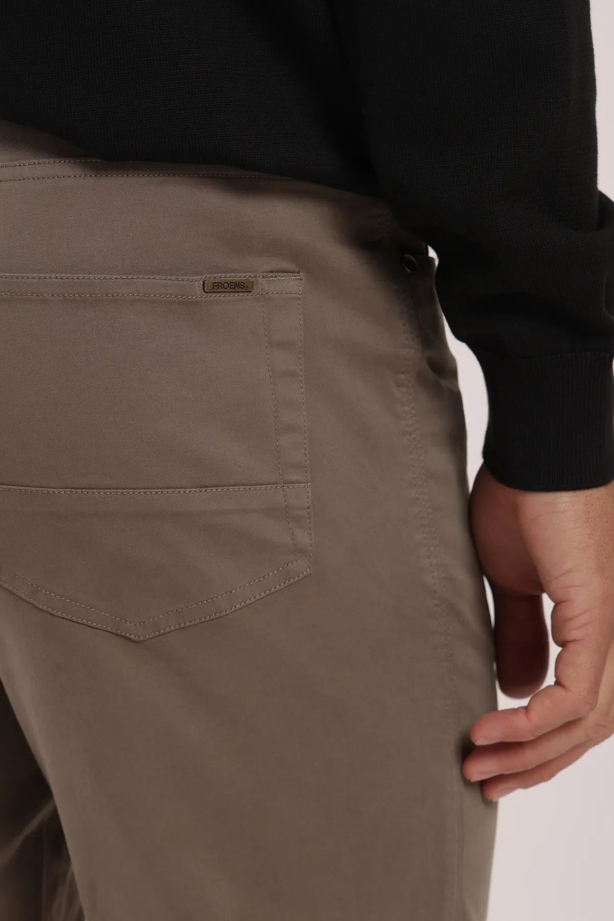 Label - Pantalon hombre Shaper cafe Froens