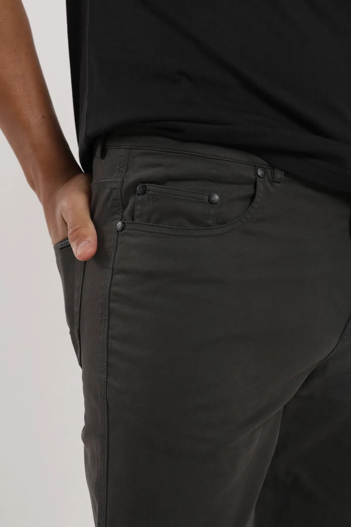 Label - Pantalon hombre Shaper grafito Froens
