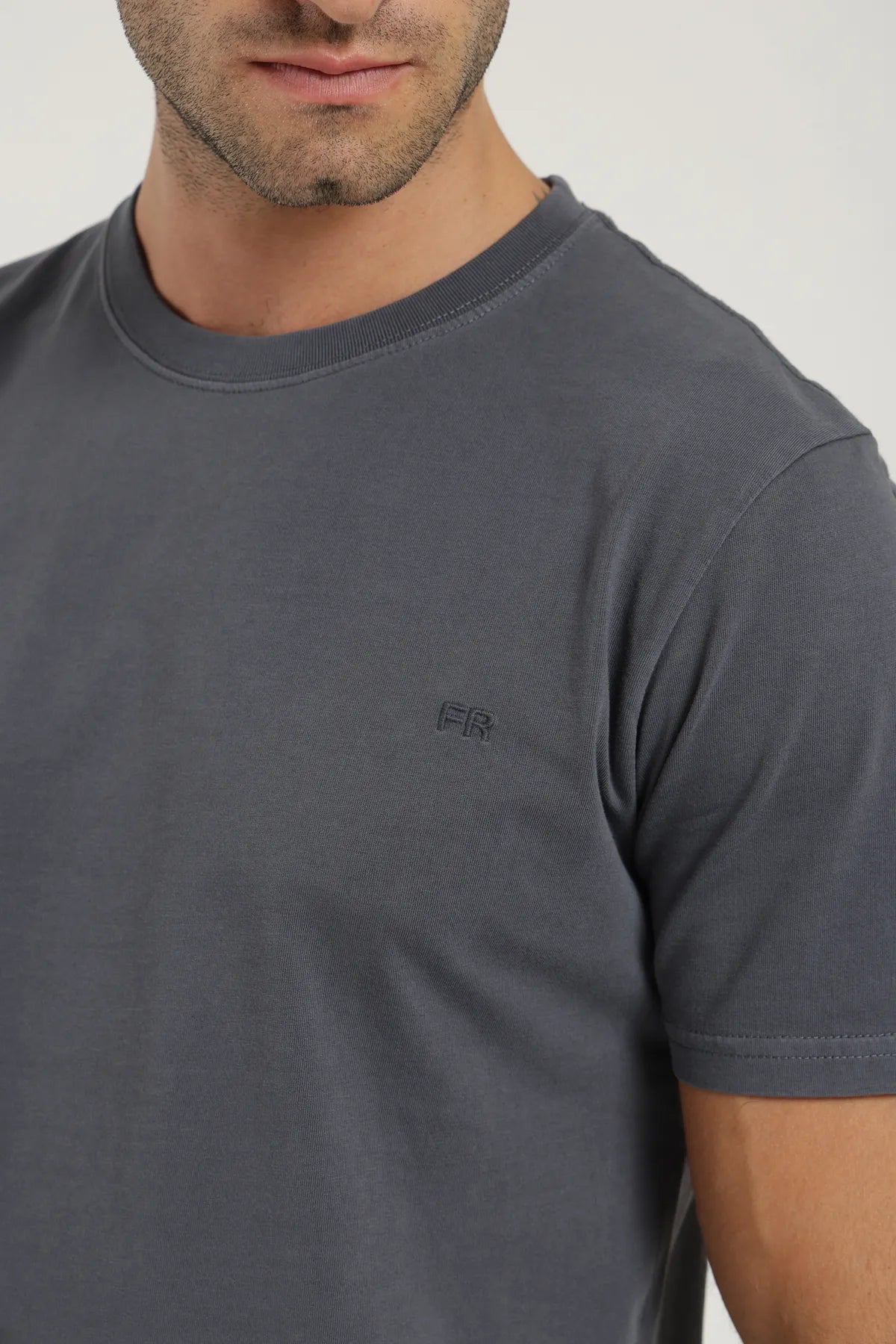 Label - Polera manga corta hombre slim fit gris - Froens