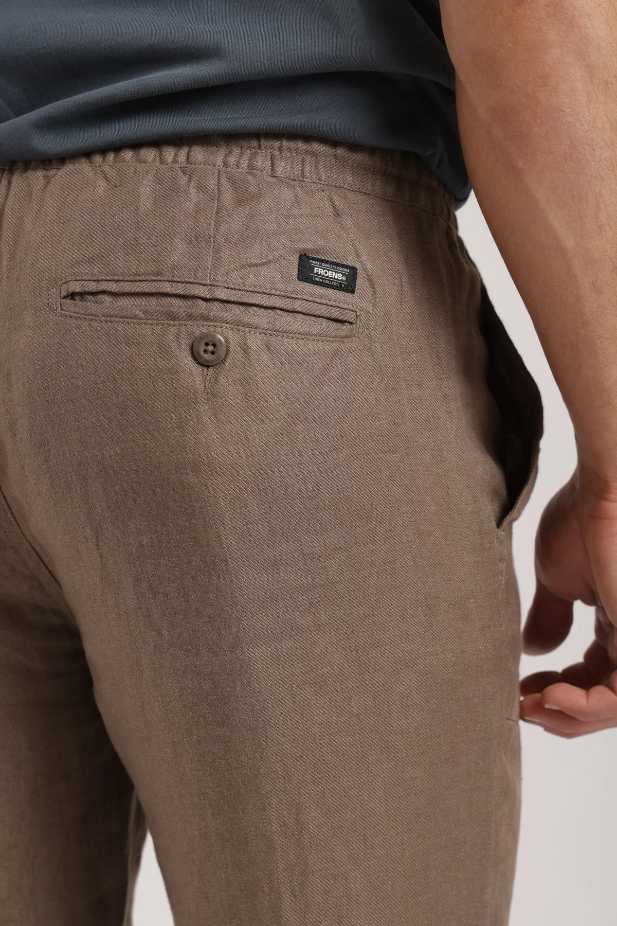 Pantalón hombre lino taupe Froens