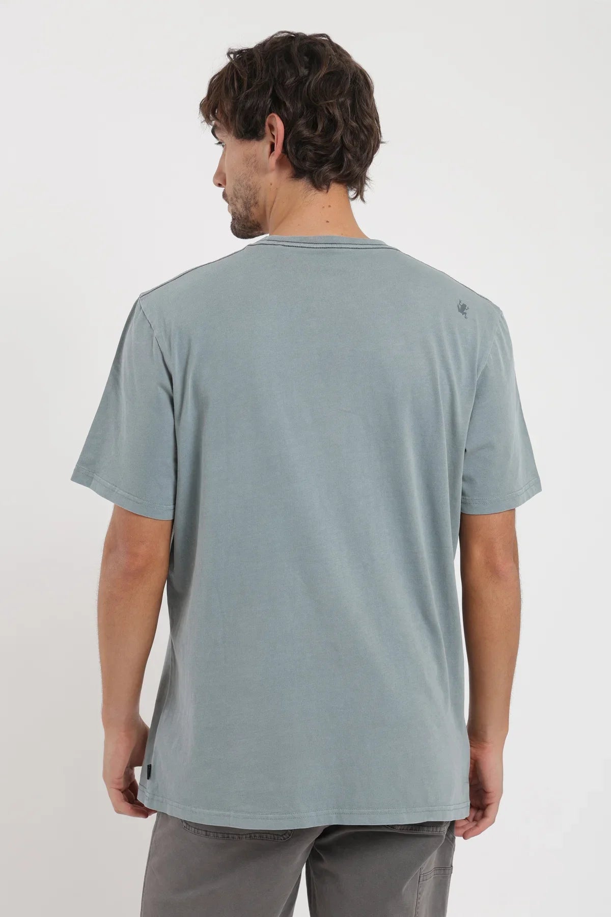 Polera manga corta hombre Bolsillo stitch celeste Froens