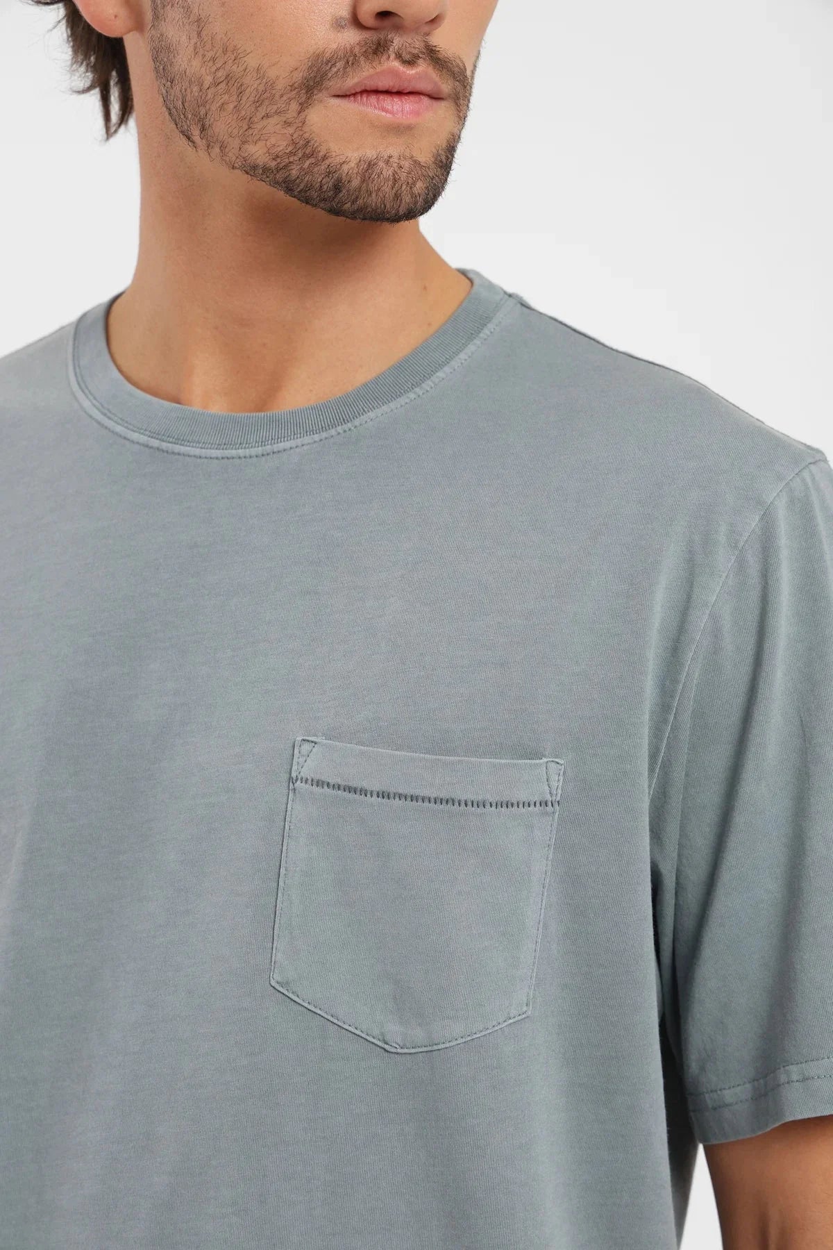 Polera manga corta hombre Bolsillo stitch celeste Froens