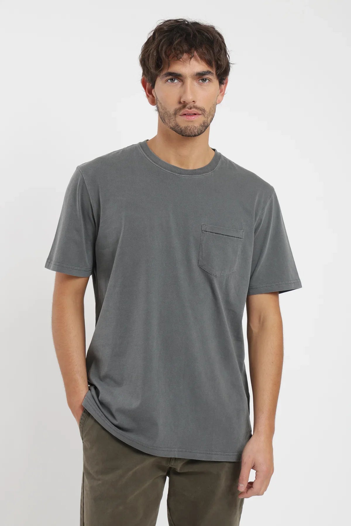 Polera manga corta hombre Bolsillo stitch grafito Froens