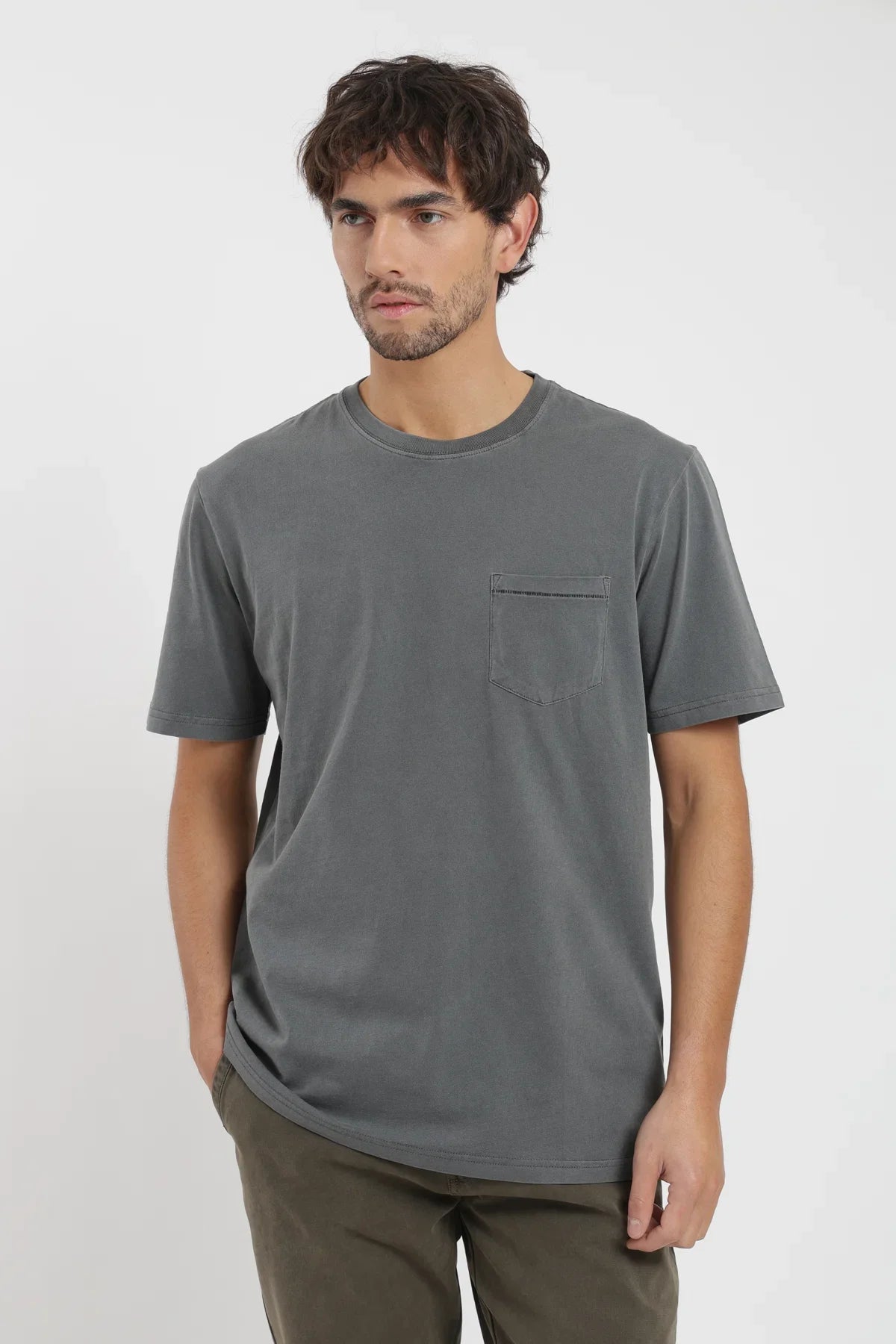 Polera manga corta hombre Bolsillo stitch grafito Froens