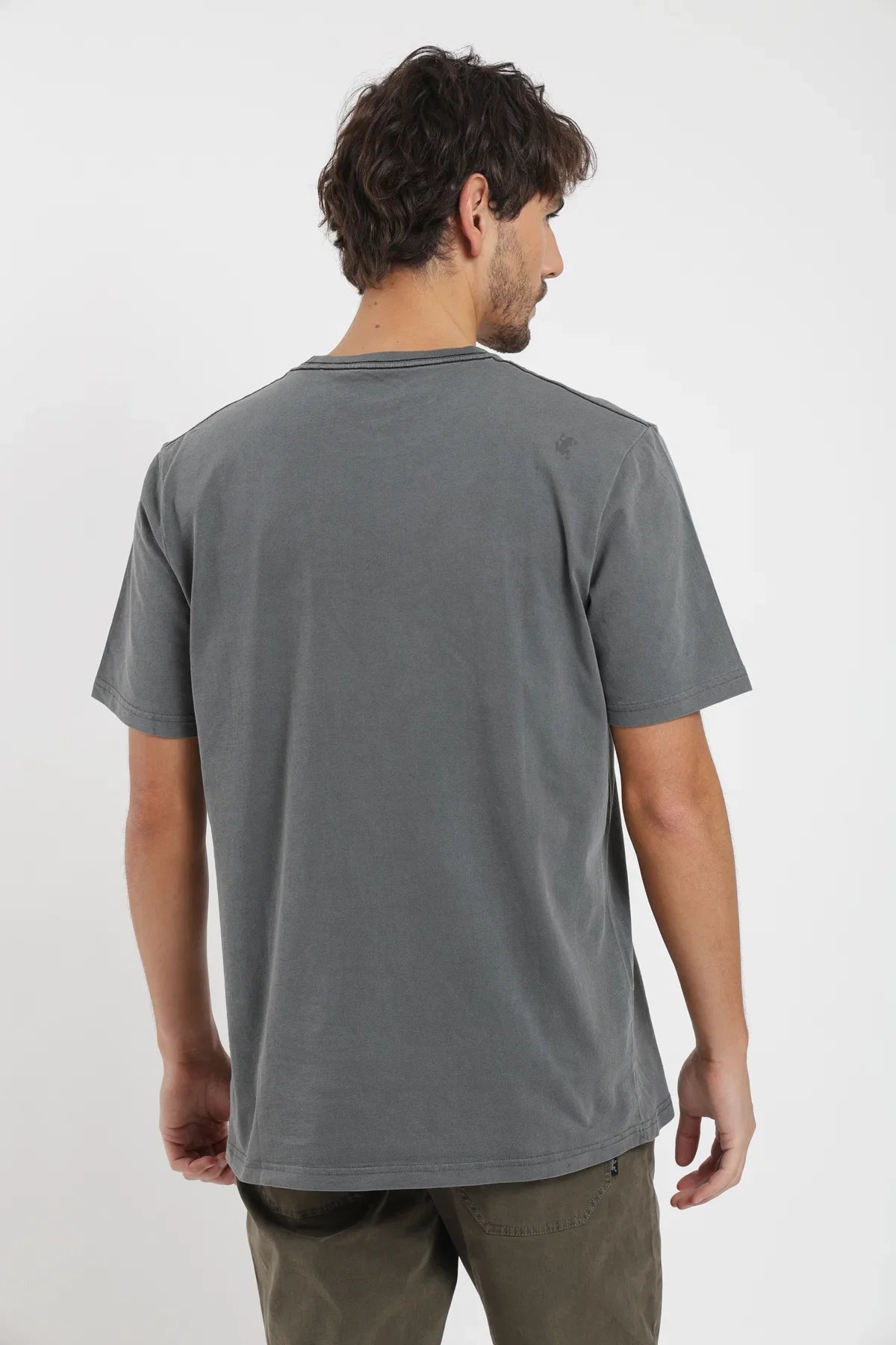 Polera manga corta hombre Bolsillo stitch grafito Froens