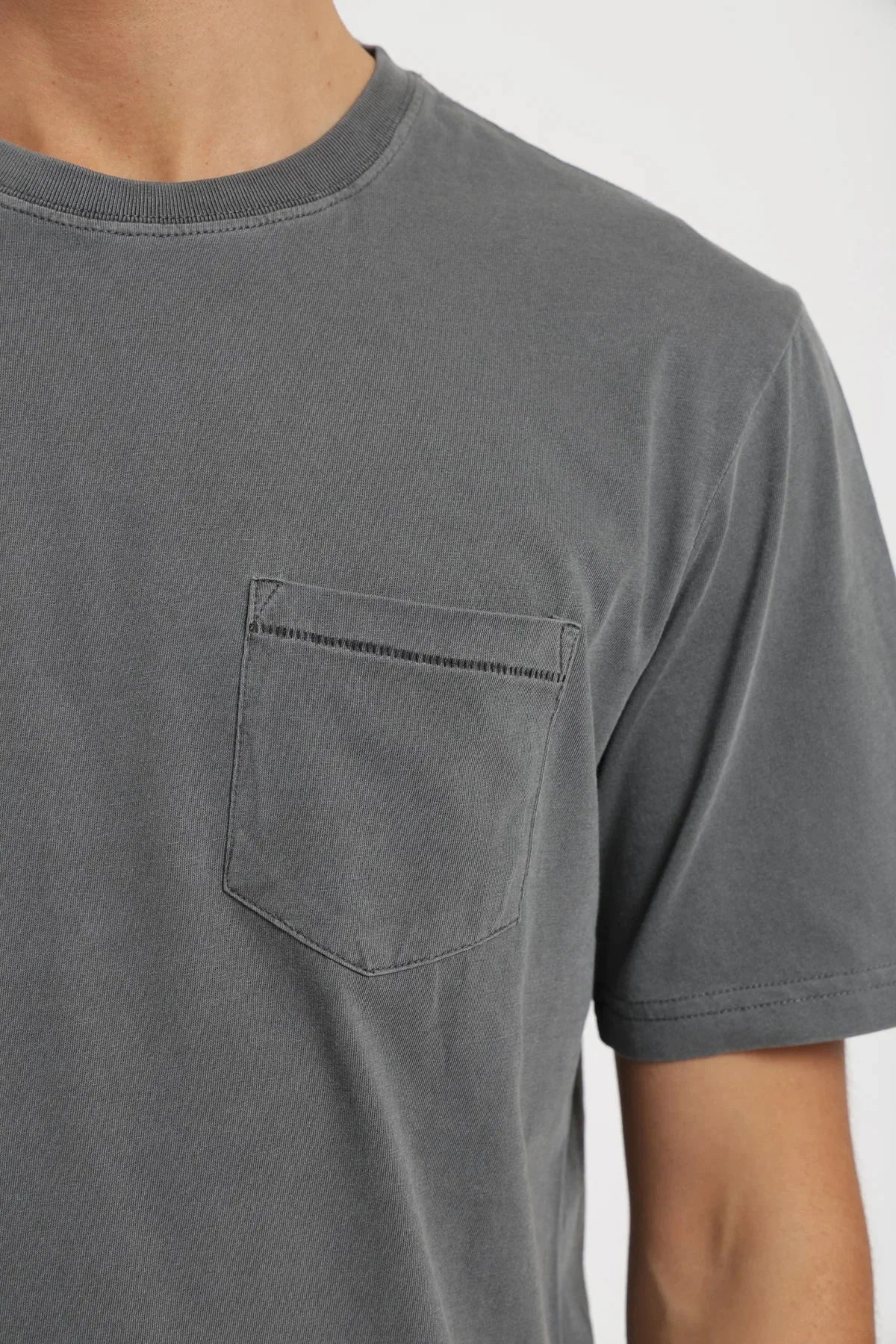 Polera manga corta hombre Bolsillo stitch grafito Froens