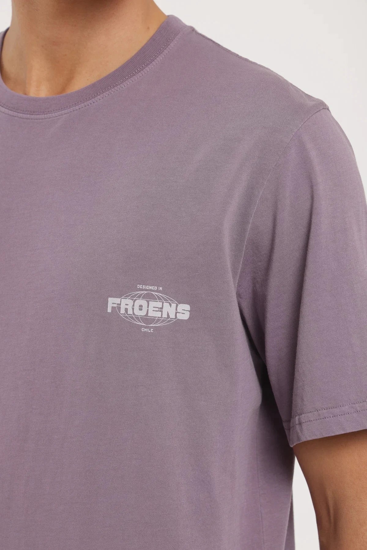 Polera manga corta hombre Globe lila Froens