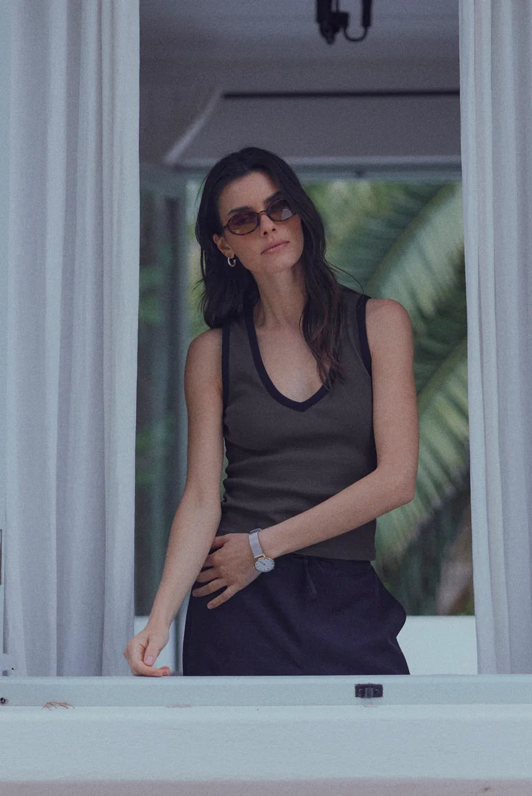 Polera sin mangas mujer lena café Froens