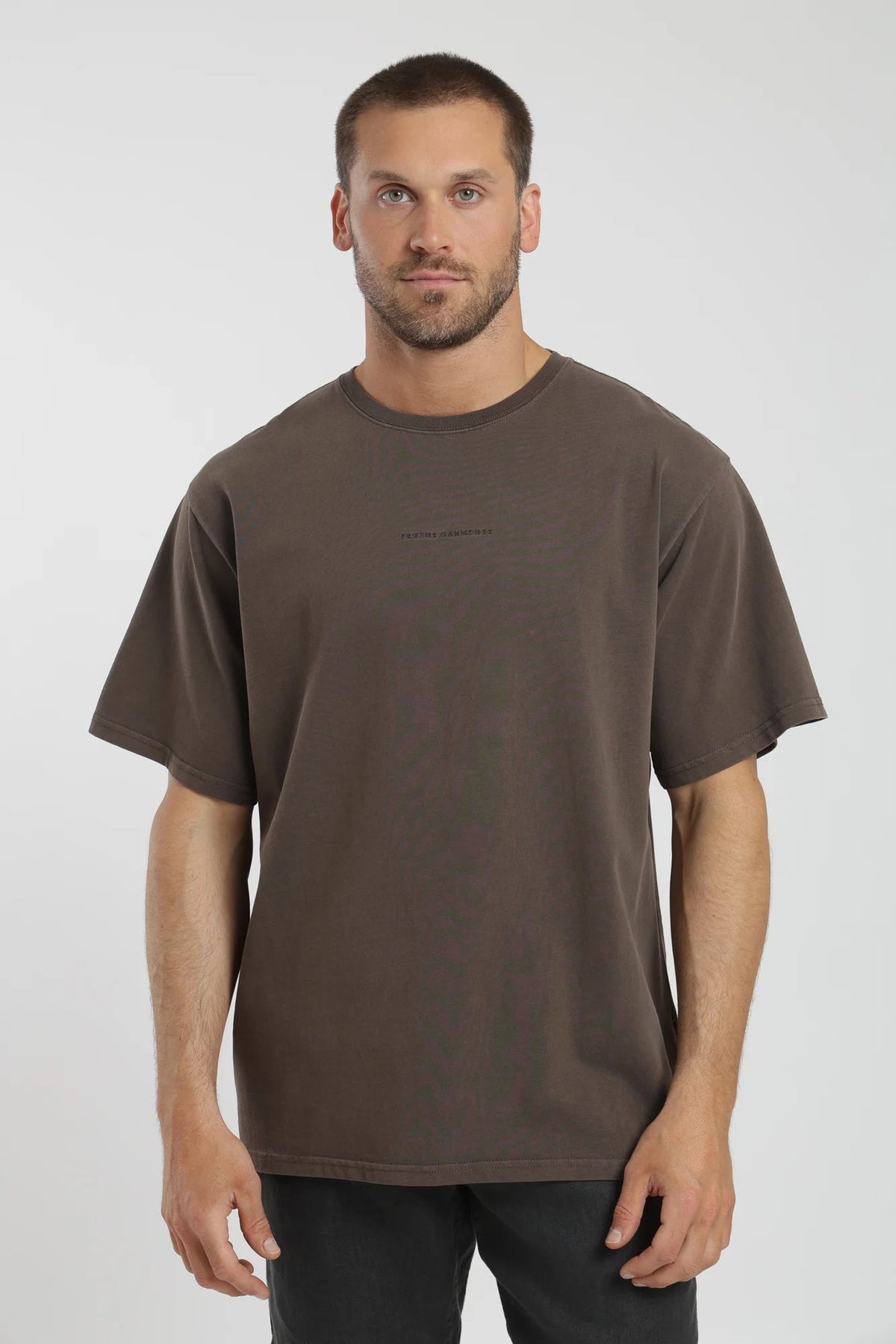 Polera manga corta hombre oversize café Froens