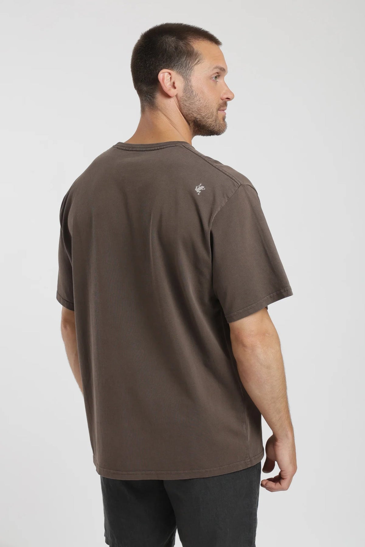 Polera manga corta hombre oversize café Froens