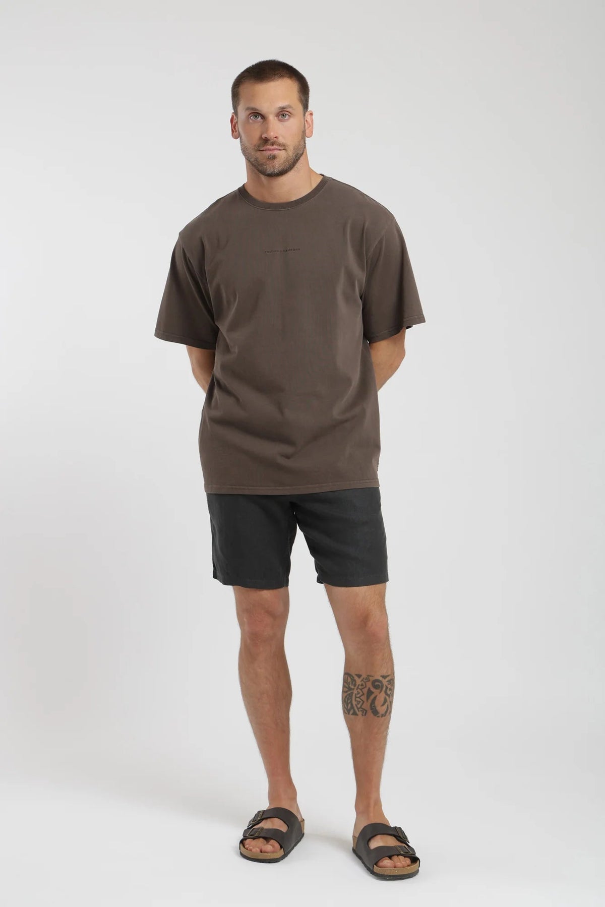 Polera manga corta hombre oversize café Froens
