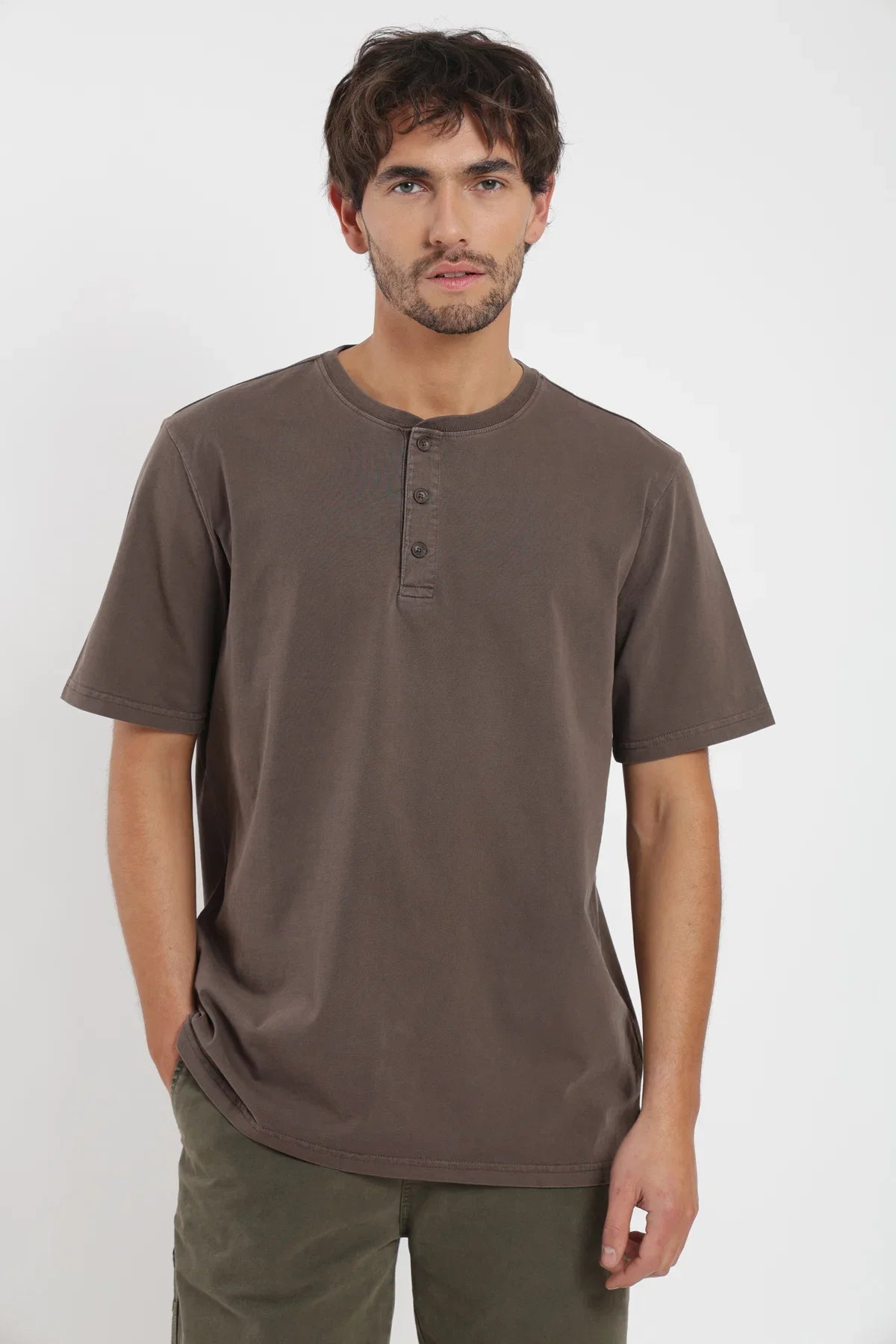 Polera manga corta hombre Mao café Froens