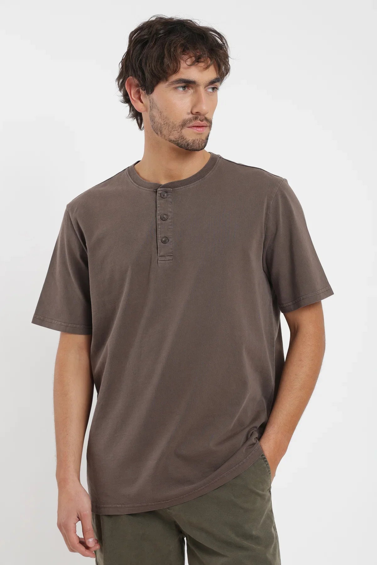 Polera manga corta hombre Mao café Froens