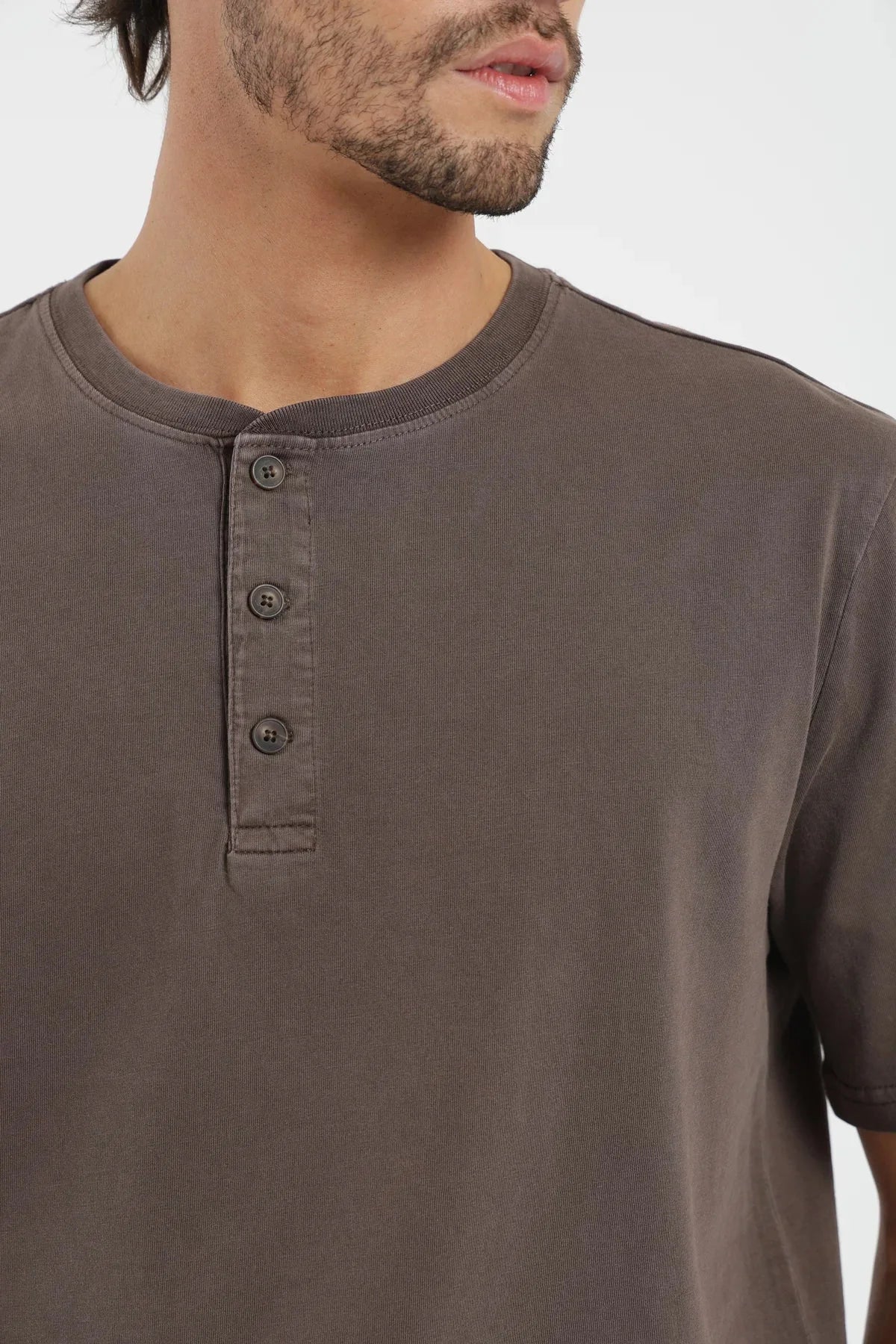 Polera manga corta hombre Mao café Froens