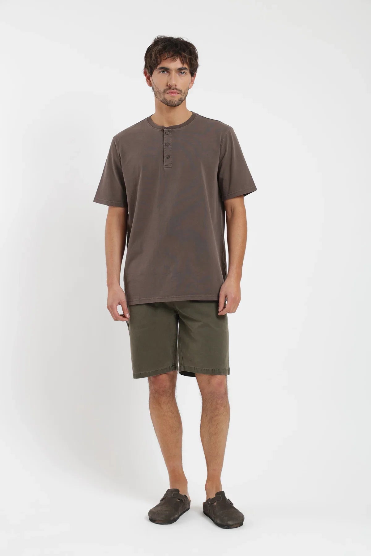 Polera manga corta hombre Mao café Froens