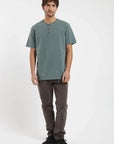 Polera manga corta hombre Mao verde oscuro Froens