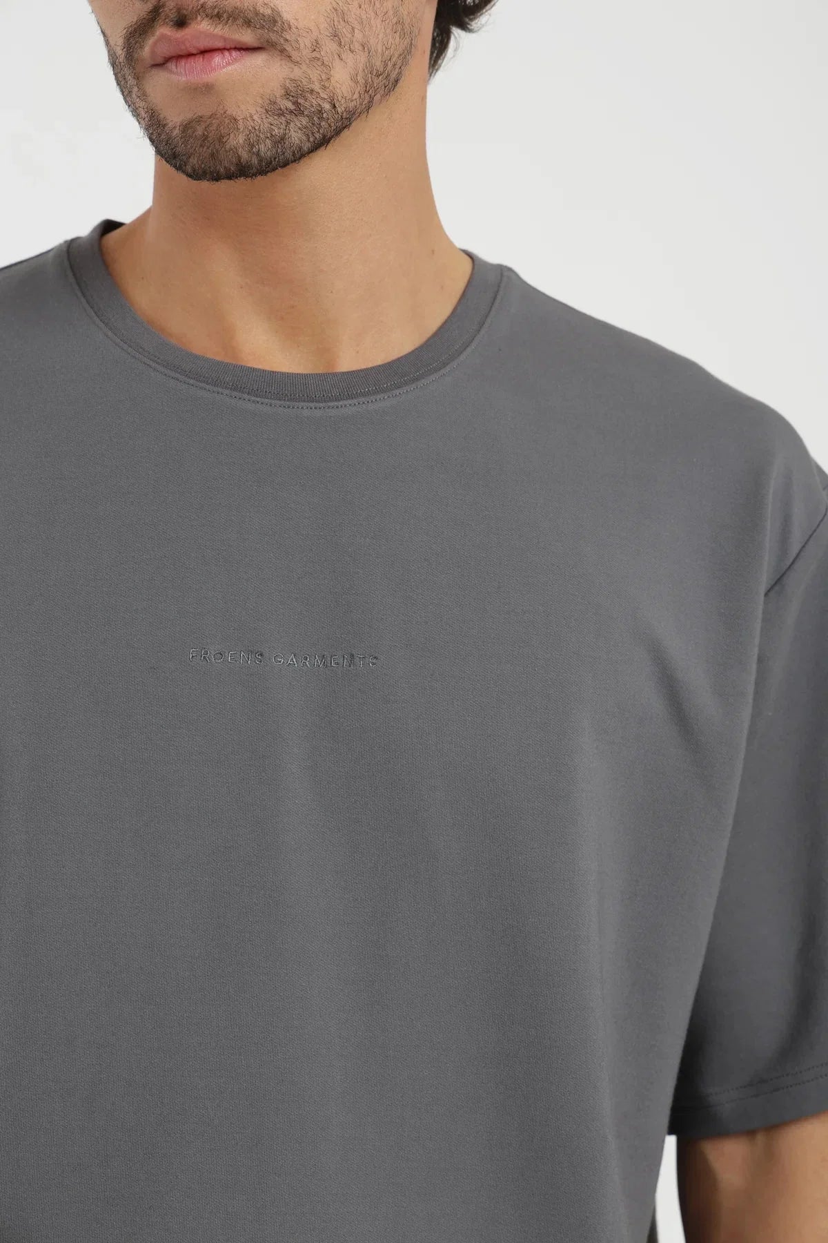 Polera manga corta hombre Performance grafito Froens