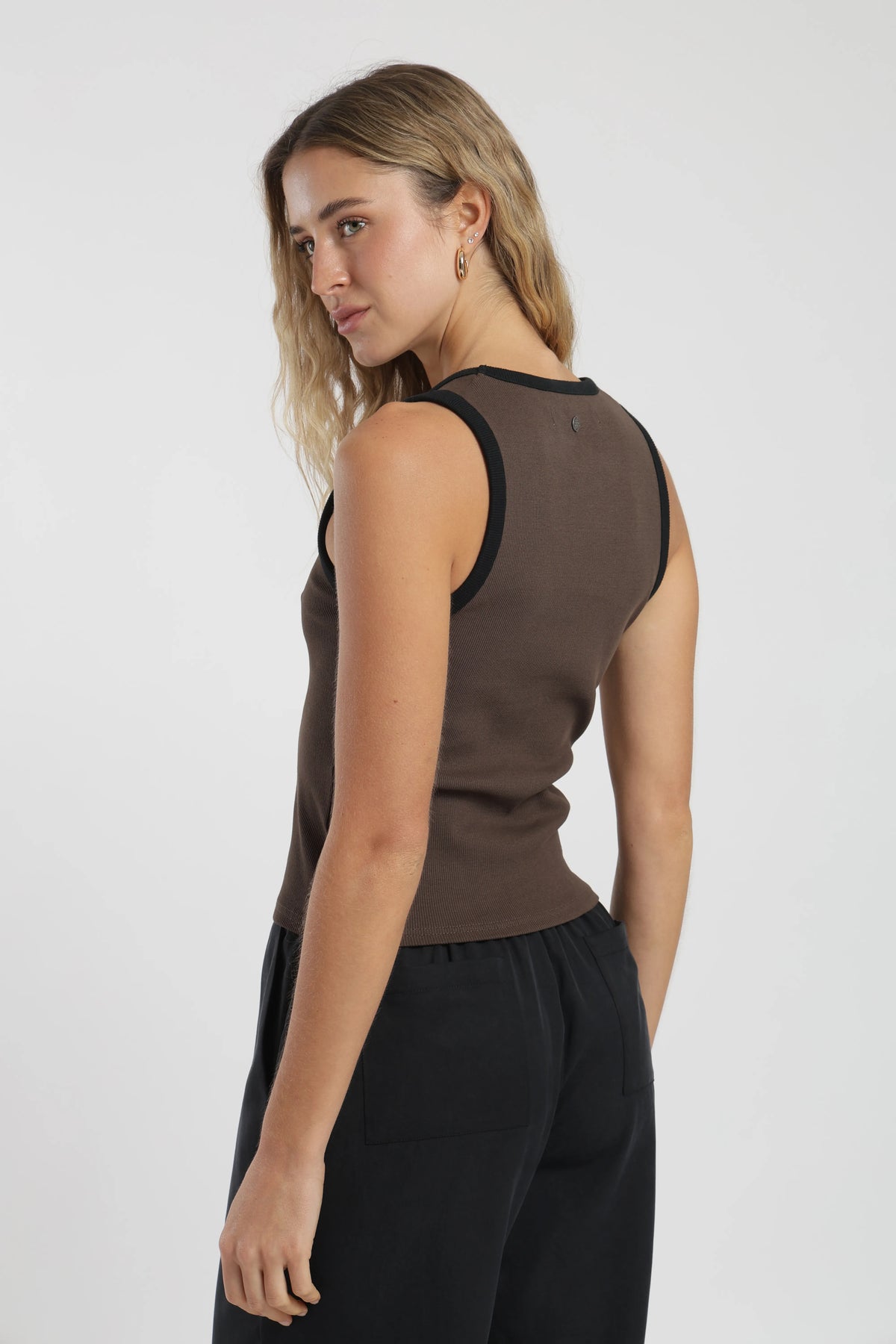 Polera sin mangas mujer lena café Froens