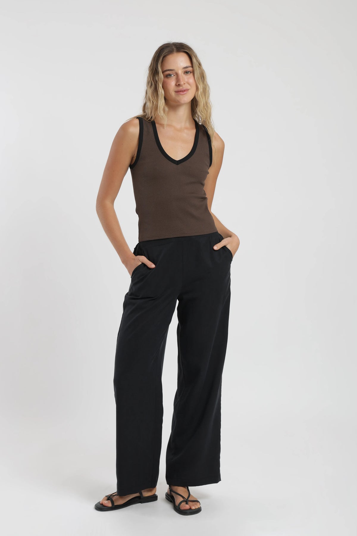 Polera sin mangas mujer lena café Froens